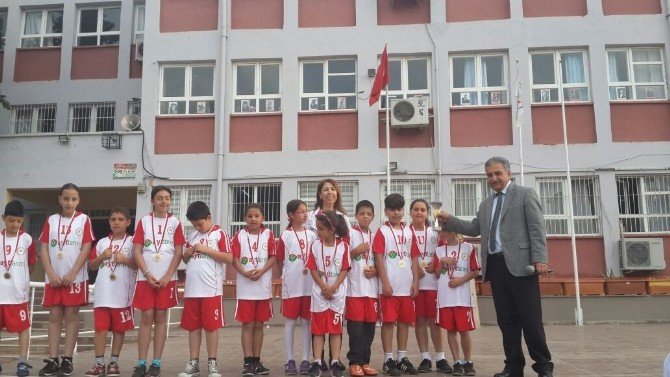 Önce Mendili, Sonra Kupa Ve Madalyaları Kaptılar