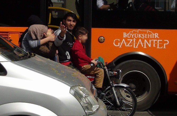 5 Kişilik Suriyeli Ailenin Motosiklet Üzerindeki Tehlikeli Yolculuğu