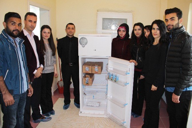 Öğretmen Adayları Minin Kardeşlerine Buzdolabı Hediye Etti