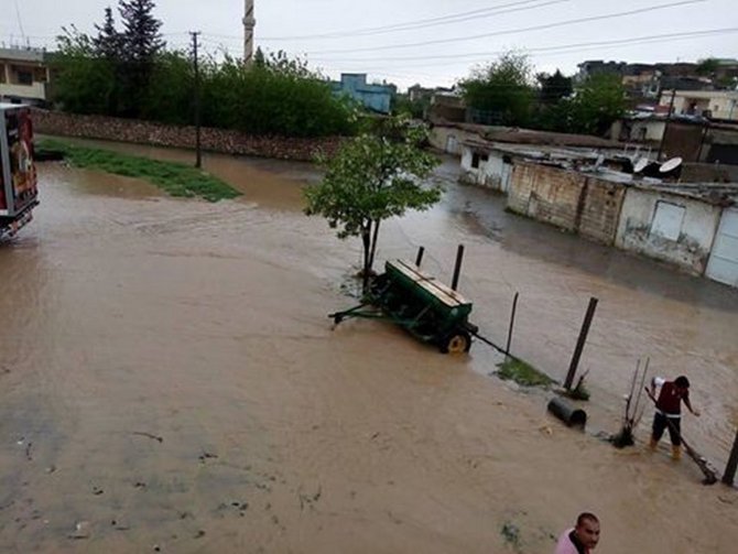 Nusaybin'in Duruca Mahallesi'ndeki birçok evi su bastı