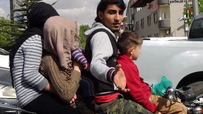 5 Kişilik Suriyeli Ailenin Motosiklet Üzerindeki Tehlikeli Yolculuğu