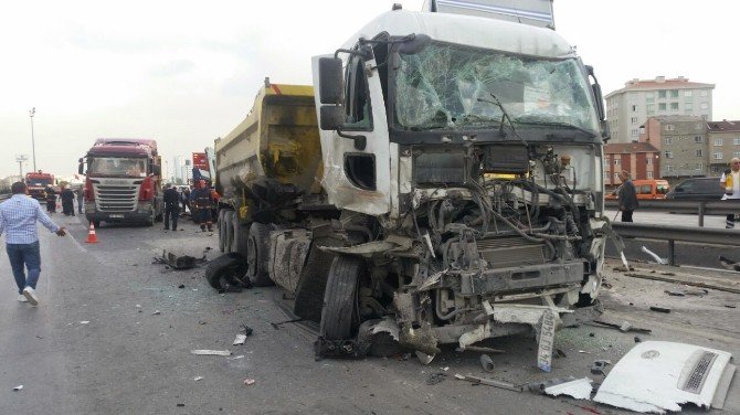 İstanbul TEM Otoyolu Kaza Nedeniyle Trafiğe Kapandı