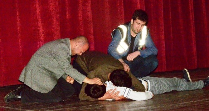 4 Bin Öğrenciye Uyuşturucunun Zararları Tiyatroyla Anlatıldı