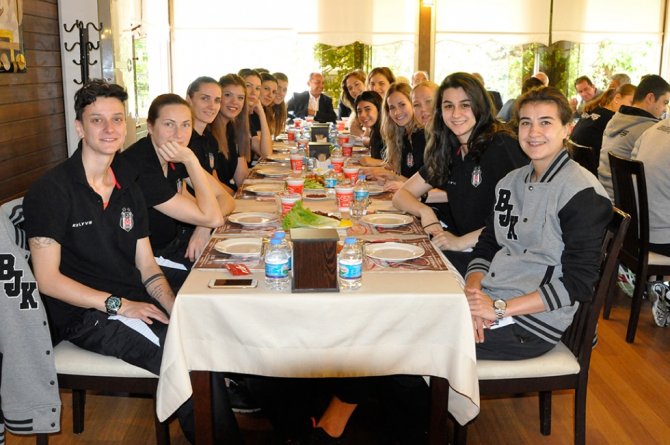 Beşiktaş'ta Kadın Voleybol Takımı'na Bursa'da kutlama yemeği verildi