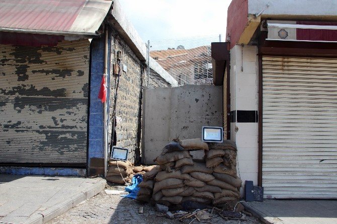 Sur’un Sokaklarına Beton Bloklar Yerleştirildi