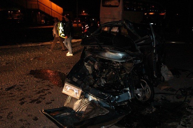 Sivas’ta Yolcu Otobüsü İle Otomobil Çarpıştı: 4 Yaralı