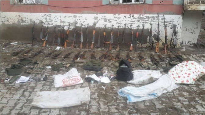 Yüksekova’da Teröristler Yıkarak Kaçıyor