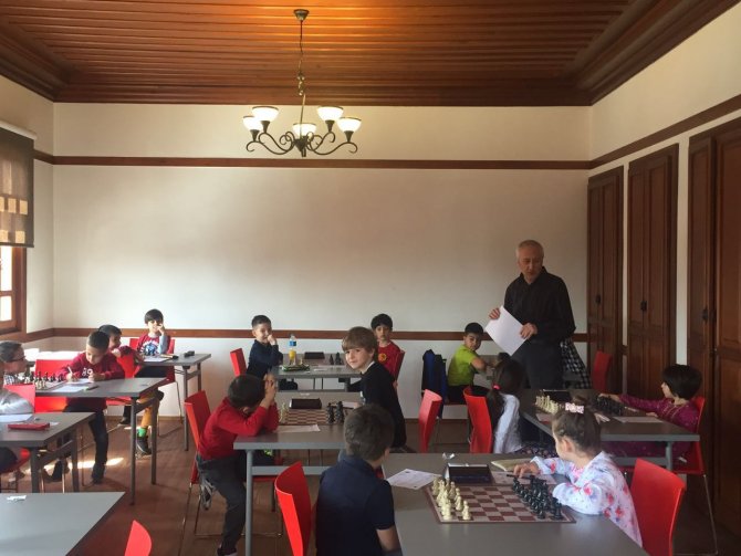 Minikler, satranç turnuvasında Kasparov'a özendi