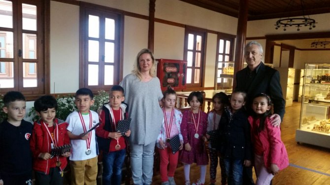 Minikler, satranç turnuvasında Kasparov'a özendi