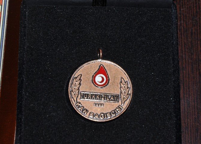 10 Kez Kan Bağışı Yapan 2 Kişi Ye Bronz Madalya Verildi