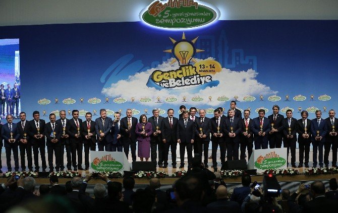 Başbakan Davutoğlu’ndan Başkan Cahan’a Özel Ödül