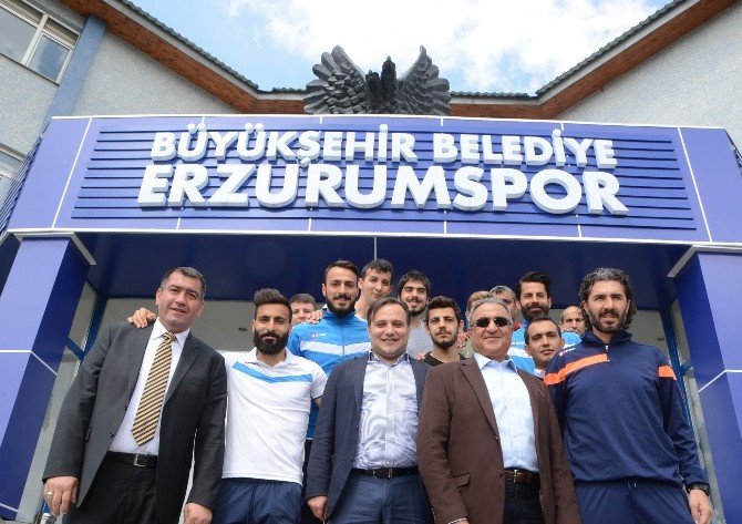 Uçağından İndi, Erzurum Havaalanına ’Erzurumspor Bayrağı’ Açtı