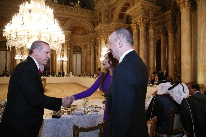 Cumhurbaşkanı Erdoğan’dan Devlet Liderleri Onuruna Dolmabahçe’de Akşam Yemeği