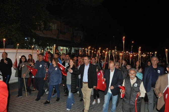 Ayvalık Belediyesi Altınova’da Fener Alayı Düzenledi