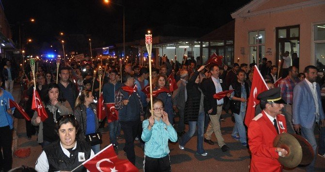 Ayvalık Belediyesi Altınova’da Fener Alayı Düzenledi