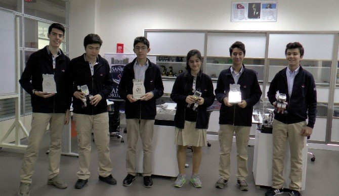 Lise Öğrencilerinin Tasarladığı Akıllı Robotlar Ödüle Doymuyor