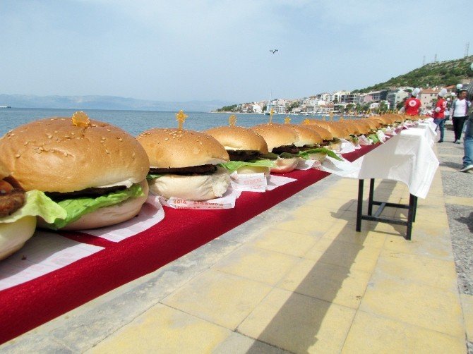 Dünyanın En Uzun Hamburgeri Çeşme’de Yapıldı