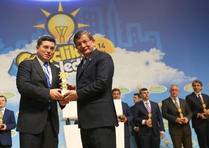 Başkan Tütüncü’ye Başbakan Davutoğlu’ndan Ödül