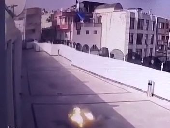 Otelin terasına düşen roketin patlama anı güvenlik kamerasında
