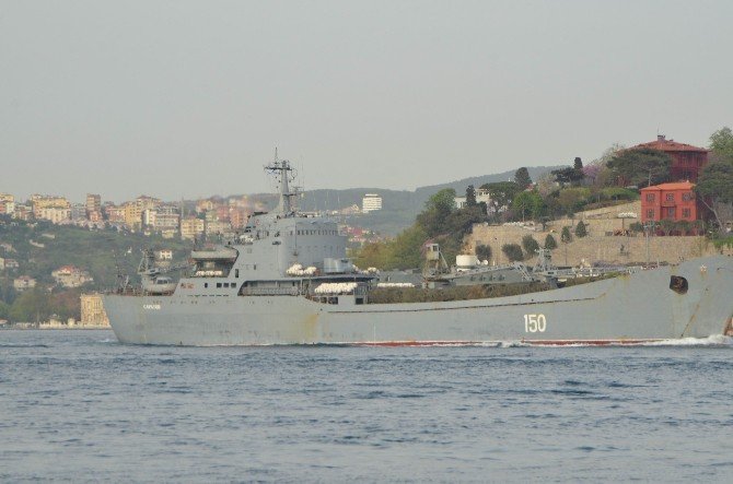 Rus Savaş Gemisi Kamufle Edilmiş Askeri Araçlarla İstanbul Boğazı’ndan Geçti
