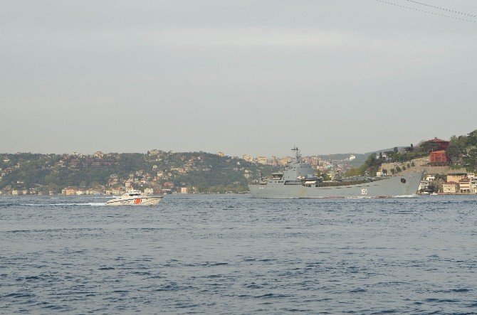 Rus Savaş Gemisi Kamufle Edilmiş Askeri Araçlarla İstanbul Boğazı’ndan Geçti