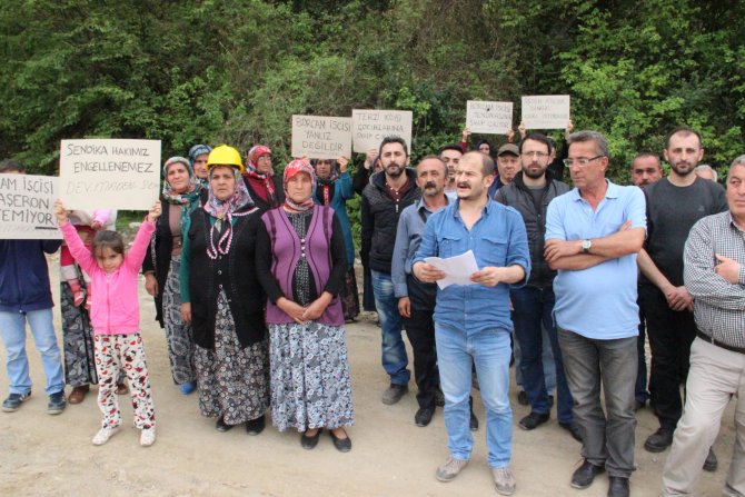 İşten atılan 8 işçi ve aileleri, fabrika önünde eylem yaptı