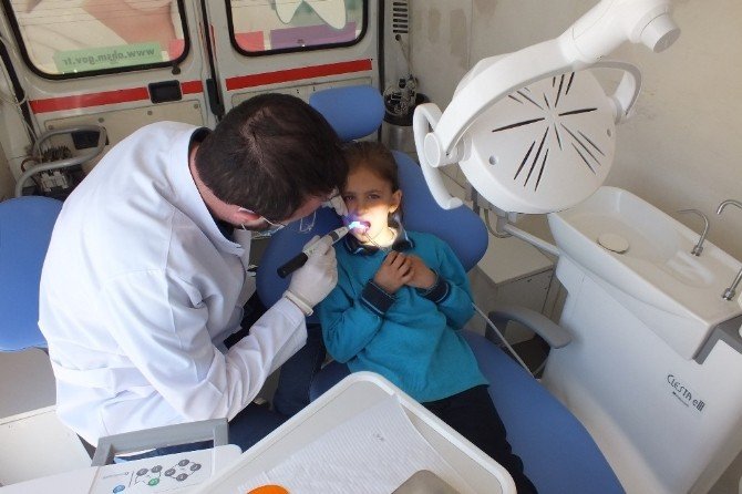 Mobil Diş Aracı İlçe Ve Köylerde Diş Taraması Yapıyor
