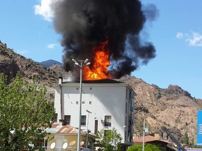 Yusufeli Kültür Evi’nin Çatısında Yangın Çıktı