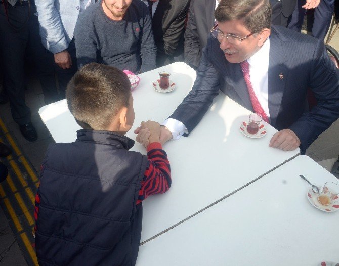Başbakan Davutoğlu Küçük Çocukla Bilek Güreşi Yaptı