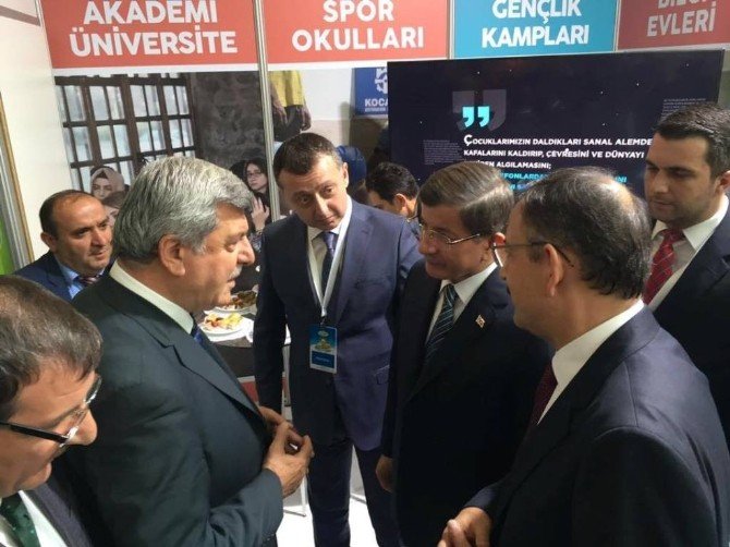 Başbakan Davutoğlu, Büyükşehir’in Ankara’da Açtığı Standa Konuk Oldu