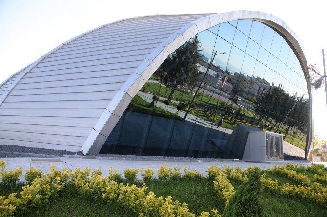 Yarı Olimpik Kapalı Yüzme Havuzu Hizmete Hazırlanıyor