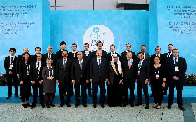 Cumhurbaşkanı Erdoğan Zirve Çalışanlarıyla Hatıra Fotoğrafı Çektirdi