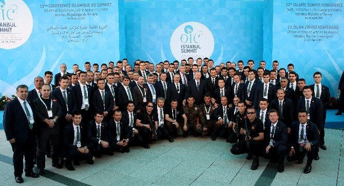Cumhurbaşkanı Erdoğan Zirve Çalışanlarıyla Hatıra Fotoğrafı Çektirdi