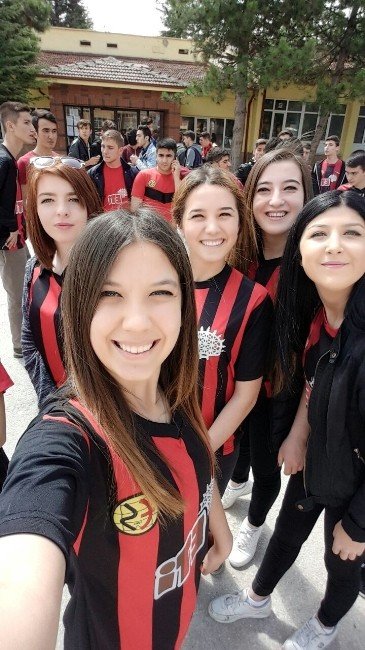Liselilerden Eskişehirspor’a Destek