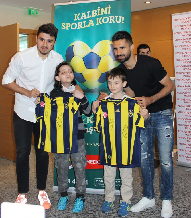 Fenerbahçeli futbolculardan minik kalplere anlamlı destek