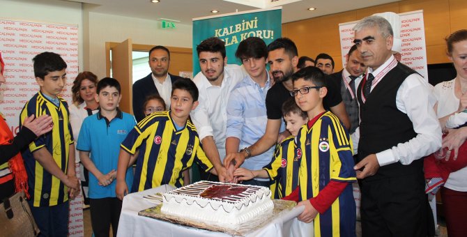 Fenerbahçeli futbolculardan minik kalplere anlamlı destek
