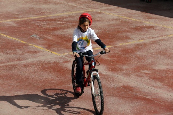 Merkezefendi Belediyesi Öğrencilere Bisiklet Dağıtmaya Devam Ediyor