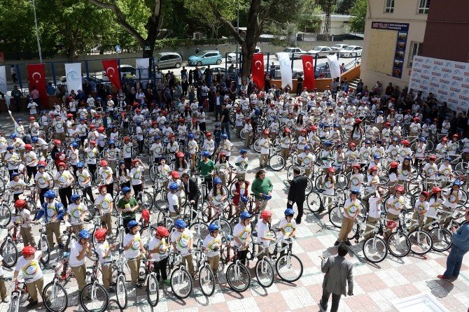 Merkezefendi Belediyesi Öğrencilere Bisiklet Dağıtmaya Devam Ediyor