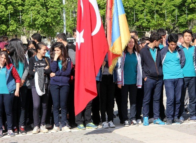 Turizm Haftası Dolayısıyla Atatürk Anıtına Çelenk