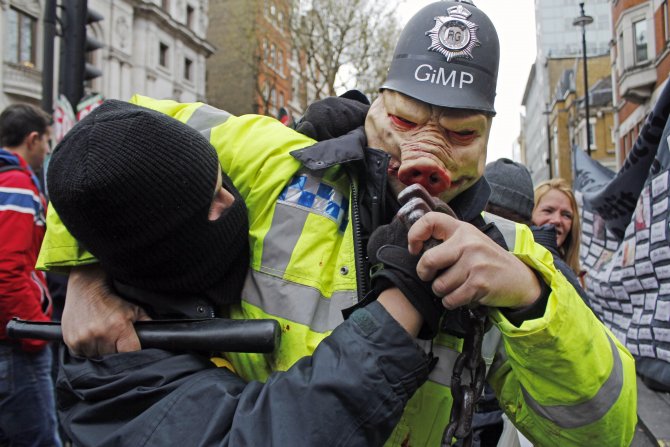 İngiltere’de binlerce kişi hükümetin 'kemer sıkma' kararını protesto etti