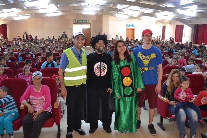 Mustafa Büyükyapıcı’dan İlkokul Öğrencilerine 23 Nisan Hediyesi