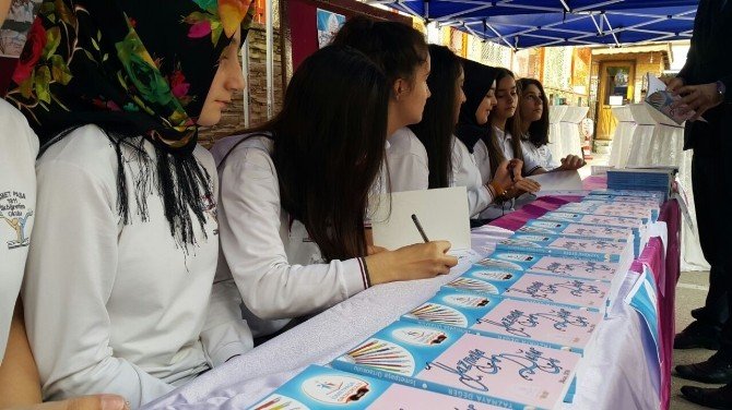 Genç Yazarlar Kitaplarını İmzaladı