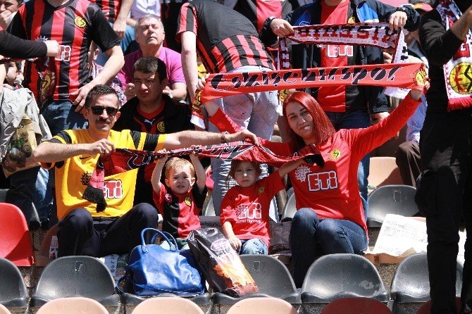 Eskişehirspor - Konyaspor Tribünlerinden Renkli Görüntüler