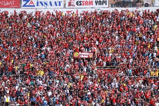 Eskişehirspor - Konyaspor Tribünlerinden Renkli Görüntüler