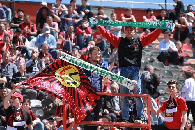 Eskişehirspor - Konyaspor Tribünlerinden Renkli Görüntüler