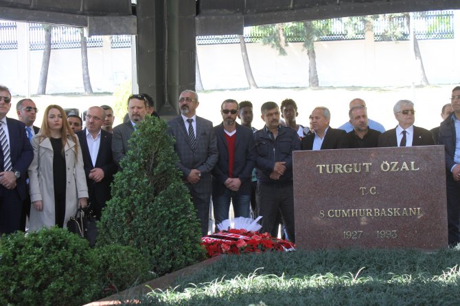 Turgut Özal, mezarı başında anıldı