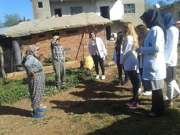 Hemşirelik Öğrencileri Köylülere Kanseri Anlattı