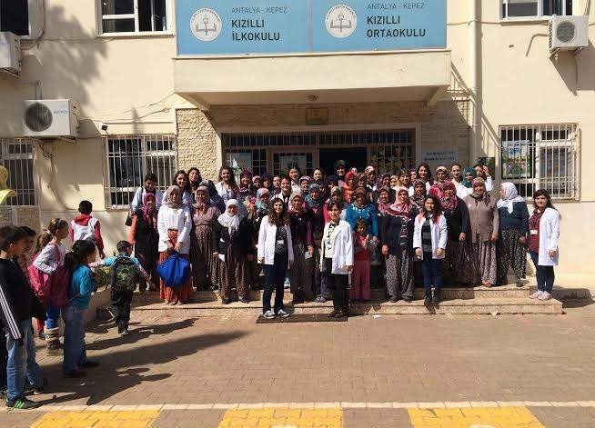 Hemşirelik Öğrencileri Köylülere Kanseri Anlattı