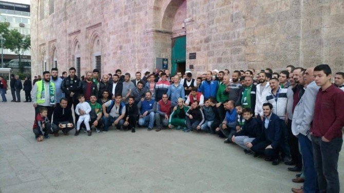 Bursasporlu Taraftarlar Cami Çıkışı Çorba Dağıttı