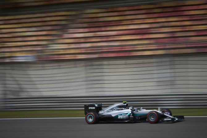 Mercedes AMG Petronas Çin’de geçilmiyor